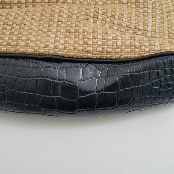 🌸$8 Straw/Crochet Tan and Black Handbag - Picture 12 of 14